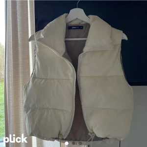 Kort väst - Fin beige väst från Gina Tricot, perfekt för hösten och våren🌸