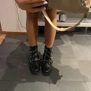 Boots - Så coola boots med nitar på, perfekta till hösten💕