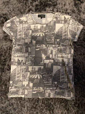 T-shirt - T-shirt  Går inte att få tag på längre  Använd men få tecken på slitage 