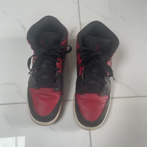 Jordans  - Säljer dessa pga att de inte kommer till användning, är små i storleken så passar för de som har storlek 37. Ordinarie pris 2100kr. Vid frågor skriv privat och pris kan diskuteras.