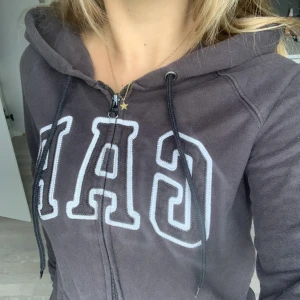 Gap hoodie - Jättesöt brun/svart gap hoodie. Använd men inga defekter. Vet ej storlek men skulle gissa på xs. Köpt på plick innan.❤️