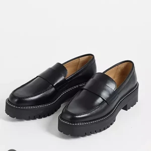 Loafers från & Other Stories - Svarta loafers från & Other Stories. Ett par snygga loafers från & Other Stories, strl. 37. Använda 1-2 gånger. Fint skick. Skolåda ingår.  Pris: 650kr. Köparen står för frakten. (Vet ej varför det står ”gratis frakt”. Kan tyvärr inte ändra det.)