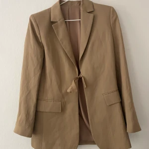 Beige oversized kavaj! - Säljer denna snygga oversized kavaj som är perfekt till hösten! Passar S/M (36/38). Säljer då den inte kommer till användning😇💘