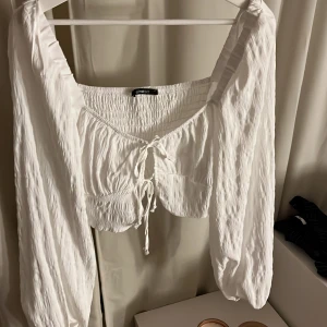 Topp  - Topp från Gina i storlek M, aldrig använd🌸