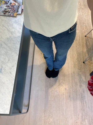 Full length flare jeans👖 - Säljer dessa snygga jeans från Gina pga att de är för tajta i midjan!!🪩de är midwaist 💋Skriv priv för mer bilder💋OBS använt fåtal gånger! Är villig att att sälja för lägre pris!