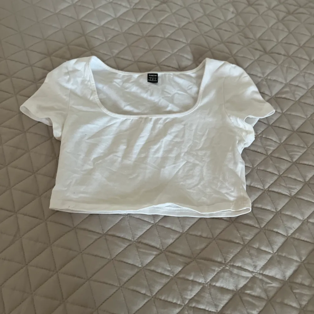 En vanlig basic vit t-shirt, frakta står man själv för. T-shirts.