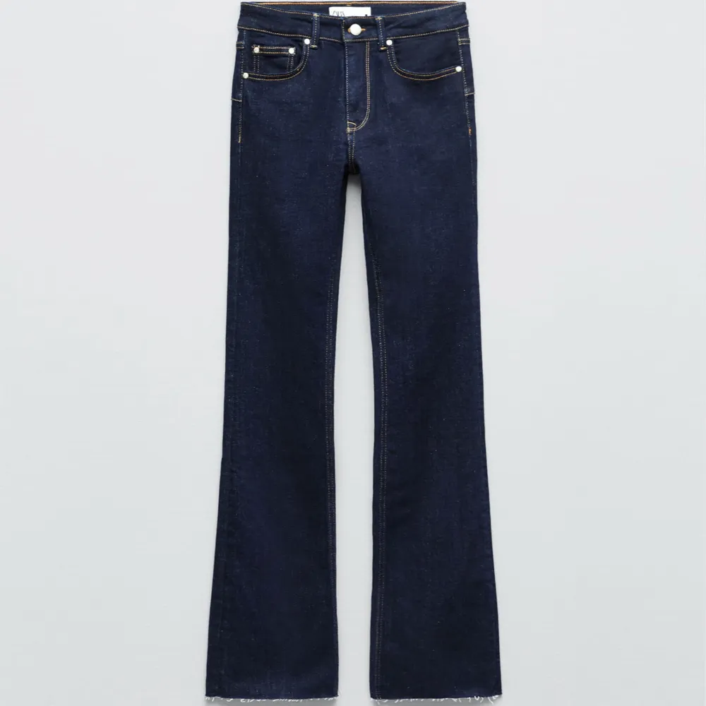 Säljer dessa helt oanvända bootcut jeans från zara. Slutsålda på hemsidan!! Kostade 400 kr. Jeans & Byxor.