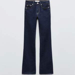 Säljer dessa helt oanvända bootcut jeans från zara. Slutsålda på hemsidan!! Kostade 400 kr