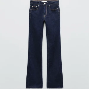 Zara bootcut - Säljer dessa helt oanvända bootcut jeans från zara. Slutsålda på hemsidan!! Kostade 400 kr