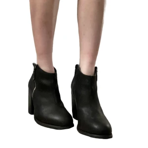 Högklackade boots - Använda en gång, inga defekter. Klackhöjd: 8.5cm. Stl 38 men tycker själv de sitter som en 39. Kan tvätta rent sulan mer vid önskemål.