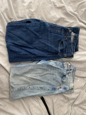 Levi’s 501 - Två par Levis 501 herr som ej passar mig längre så jag hoppas de kan få ett liv med någon annan. Båda paren är i användt men gott skick. Paren finns i södra Stockholm 