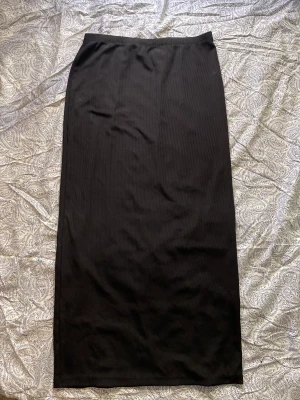 Lång svart kjol - Svart långkjol gjort på mjukt material. 