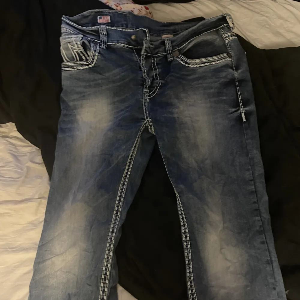 Rensar ut min garderob 💋  Obs dom är lite korta på mig som är 169. Jeans & Byxor.