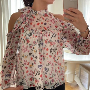 Blommig blus - Blommig topp feån Zara! Supersnygg och skön att ha på!