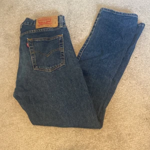 Levis 501 Straight fit - Jag säljer mina gamla Levis 501or, jeansen är i en tvättad mörkblå och har passformen ”straight”. De är köpta på Levis hemsida med nypriset 1195:-. Använda i ca ett halv år, nu är skicket 8/10 med några få spår av användning. Skriv gärna frågor vid köp!