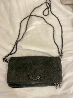 Zadig väska - Säljer min grön/svarta Zadig väska i mocka❤️Den gröna färgen framgår inte lika mycket i verkligheten som på kamera! Kan skicka fler bilder vid intresse❤️ köpt för ca 3000, skickar med dustbag och äktesbevis❤️ kan tänka mig gå ner i pris vid snabb affär!!