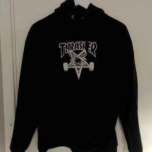 Thrasher hoodie, använd bara ett fåtal gånger, i topp skick.. Storlek small.   Nypris: 975kr