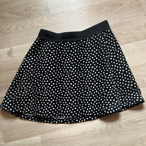 Kjol - Säljer den här super fina prickiga kjol som är köpt här på Plick för ungefär ett år sedan och har används några få gånger 💗 jag skulle säga att den sitter som en xs eller s och är kort på mig som är över 1,60 💗