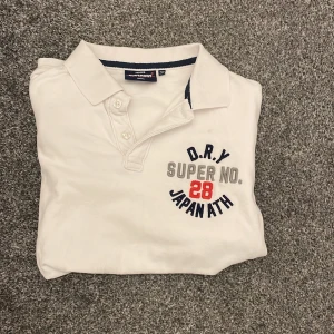 Superdry piké  - Hej jag säljer min superdry pike då jag aldrig använt den. Skicket på tröjan är i toppklass. Orginalpriset på piken var 300 kr men jag säljer den endast för 75 kr.