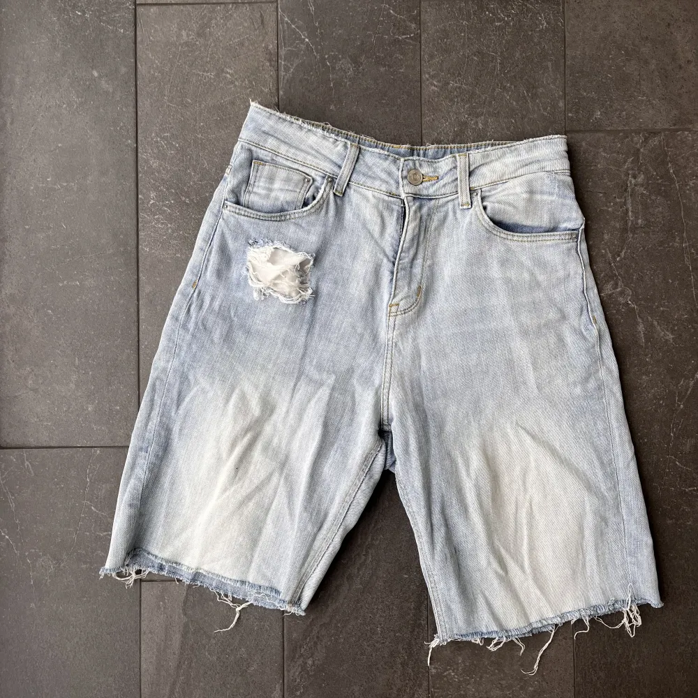 Avklippta jeans (går strax ovanför knäna på mig som är 160) som tyvärr blivit för små på mig! Rak modell.. Shorts.