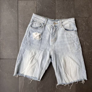Jeanshorts  - Avklippta jeans (går strax ovanför knäna på mig som är 160) som tyvärr blivit för små på mig! Rak modell.