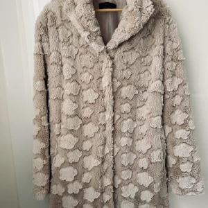 Fuskpäls jacka - Säljer den Ellos jacka storlek 46/48 i nyskick