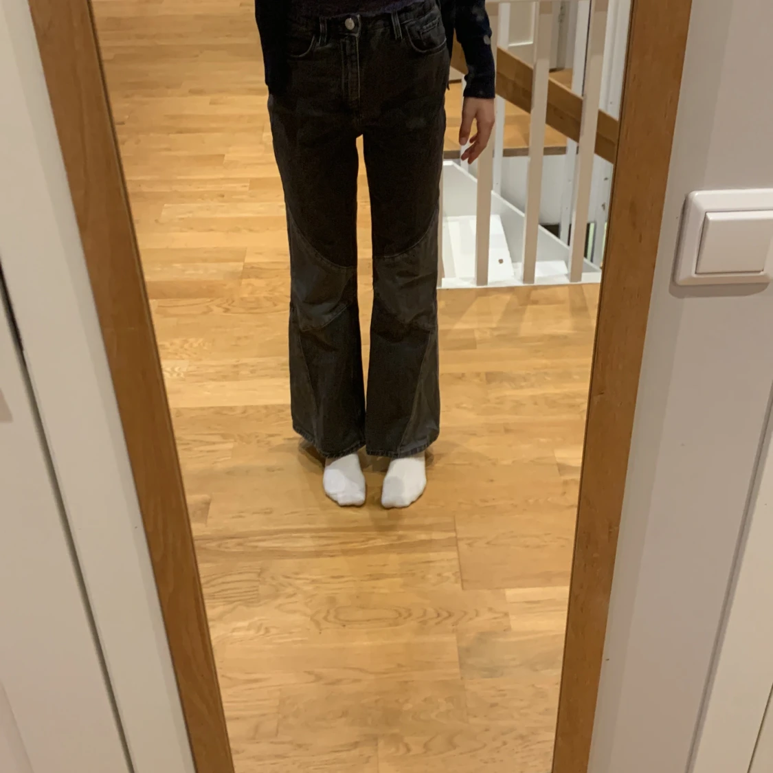 Högmidjande svarta jeans 