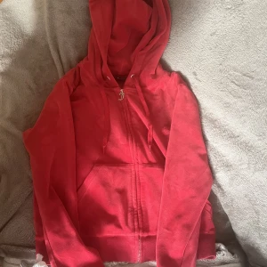 Juicy tjocktröja  - Knapparna på snörena är borta (bild 2)  går jätte bra att köpa via köp nu! 