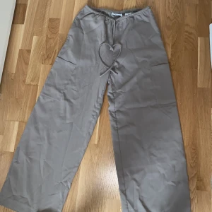 Byxor  - Mega fina byxor i mökr beige färg, säljer för att de är lite för långa för mig 🥰🥰