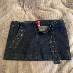 Lågmidjad jeanskjol - Vintage jeanskjol i jättebra skick. Storlek M men skulle säga att den är liten i storlek🌟💘Skriv till mig, pris kan diskuteras 