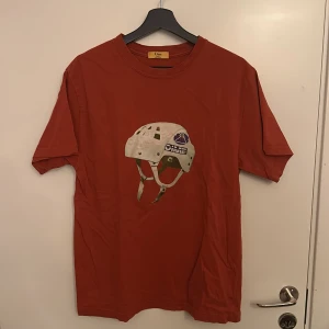 Dime t-shirt - En Dime tröja jag skata lite i förut och inte änvänder längre. Små hål i ryggen från att jag har haft nitbälte men annars ganska bra skick.