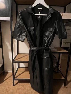 Skinnklänning  - Skinnklänning/armlös kappa