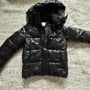 CK JACKA - Säljer min coola Calvin Klein jacka! Inte jätte använd så inga defekter!Skriv för funderingar eller fler bilder💗Jackan är i storlek Xs/S o jag säljer pga att jag inte kommer få mer användning av den💗Kom gärna med prisförslag också! Är även öppen för byten