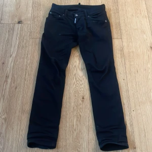 Dsquared2 byxor - Dsquared2 byxor  Skick 10/10  Använda 5 gånger  Mitt pris 585 vid snabb affär kan gå ner till 485 Ny pris 2499 