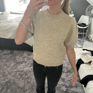 beige stickad topp - säljer pga att den ej används längre