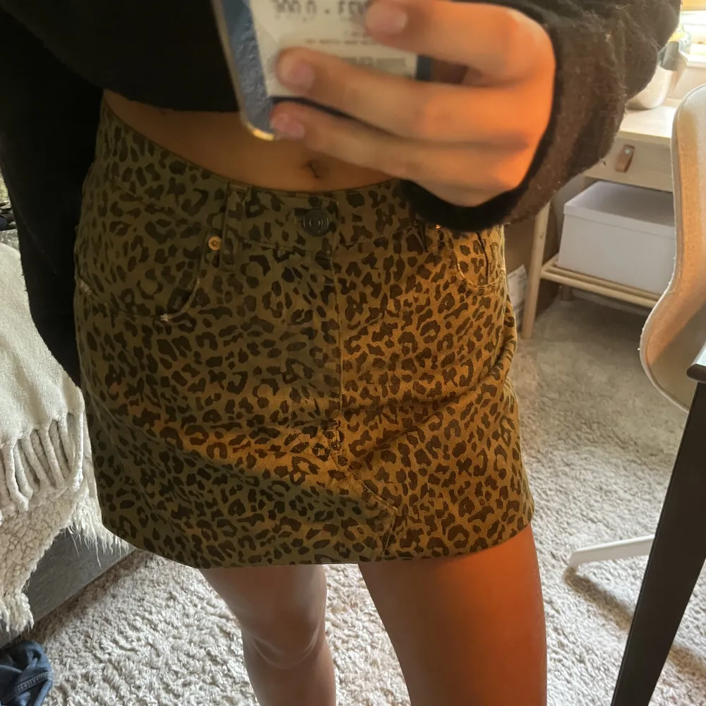 Söt jeans kjol från zara. Leopard mönster. 🐆🐆. Kjolar.