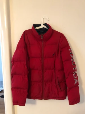 Nautica Dunjacka M - Snygg dunjacka från Nautica i storlek M. Tål en hel kall vinter mycket bra. Kan fraktas.
