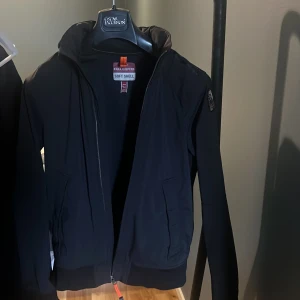Parajumper softshell  - Parajumper i storlek Y-L vilket motsvarar Small 
