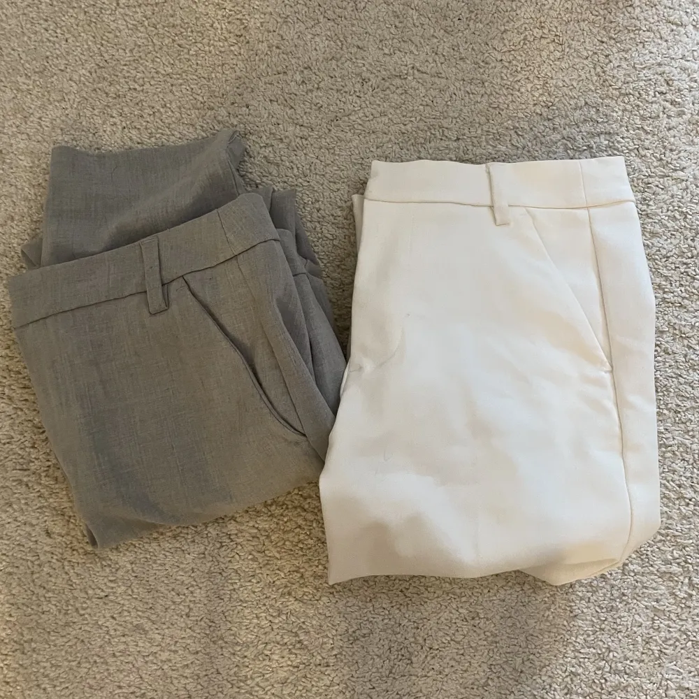 Vita och gråa mid waist kostymbyxor båda är i storlek 34  från Bershka säljer då de blivit för små för mig 80kr/st eller båda för 120 pris kan diskuteras . Jeans & Byxor.