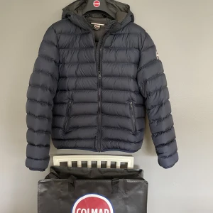Colmar jacka - Säljer min sköna Colmar jacka då den blivit för liten. Passar perfekt till hösten/vintern. Jackan är i nyskick. Hör av dig vid eventuella frågor! Pris kan diskuteras vid affär😊