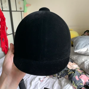 Rid hjälm från horse pro av kylin i storlek 62  - Rid hjälm i färgen svart av sammet 