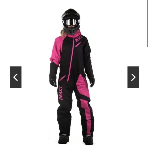 Skoteroverall  - Hej! Jag säljer min skoteroverall. Jag hann använda den 2 gånger ungefär och fått lite fläck som ni ser på andra bilden. Annars helt ny och väldigt fin och varm är den. Skriv för mer bilder eller frågor. Det är storlek 38 på den. ☺️