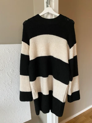 Stickad tröja  - Super fin stickad och mjuk tröja i storlek xs men passar även många olika storlekar då den är väldigt stretchiga och längre🤍🫶🏼