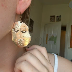 Örhängen med ansiktsmotiv - Använda 2 gånger! Jättefina guldfärgade ansikten 🌞 