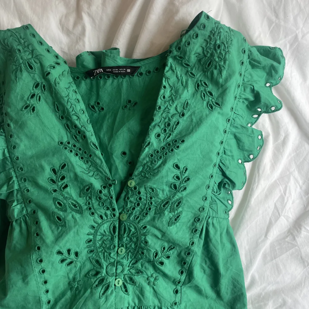 Superfin grön klänning från zara strl M. Går ungefär lite över knäna på mig som är 168. Trekvartsärm. . Klänningar.