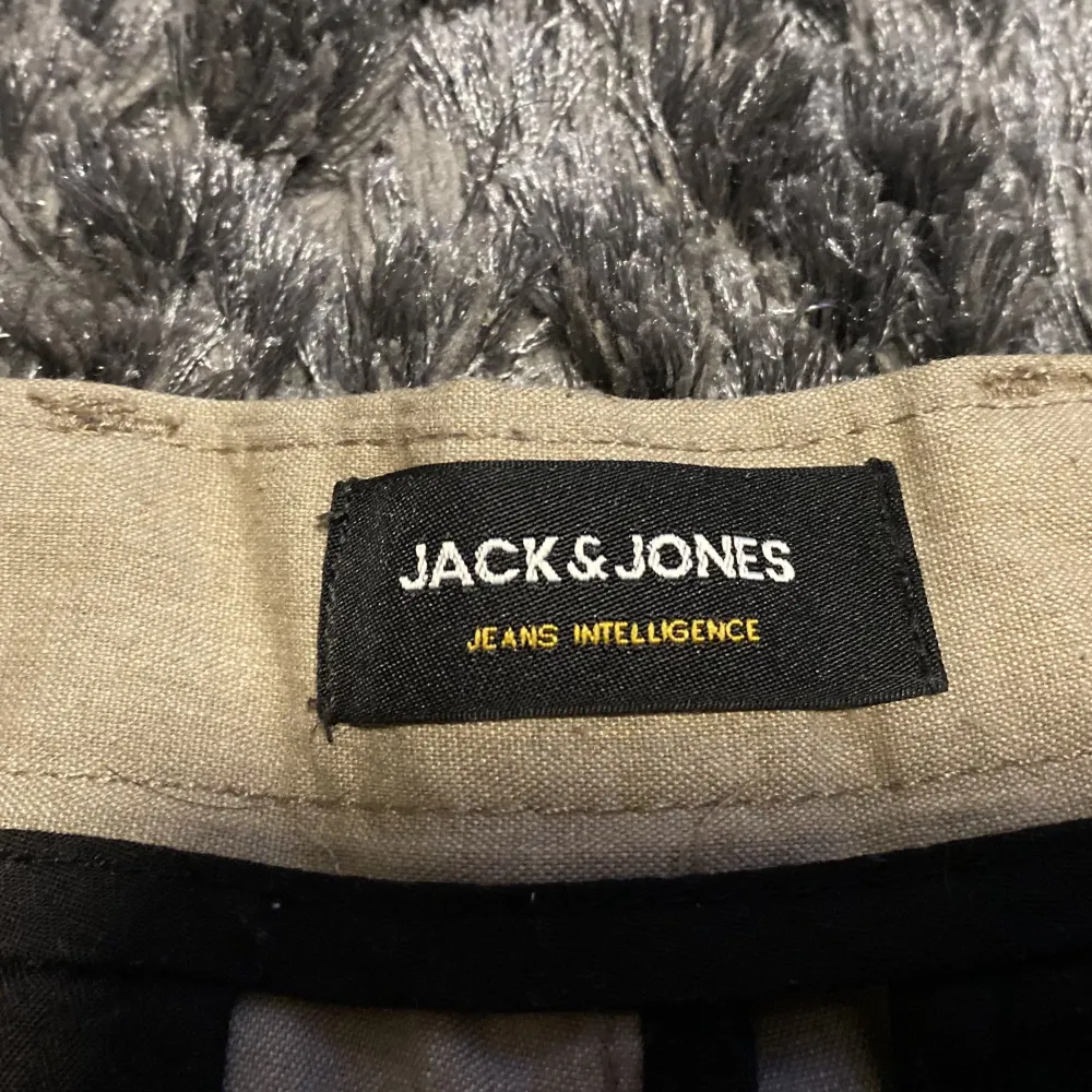 Shorts från jack and Jones  Lätt använda sitter som ett par snygga shorts  Sälja pga dem är för små för mig. Shorts.