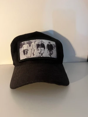 Emilio pendenza keps  - Svart Golfista velvet keps från Emilio Pendenza 9/10 kvalite knapppt använd Onesize Nu pris är 549