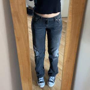 Jeans från weekday i modellen Arrow. De är lågmidjade i storlek 25/32💕💕 Använda endast 2 gånger så de är som nya💕💕Nypris 599💕