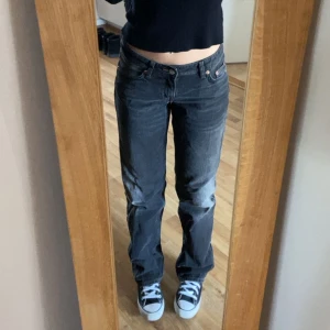Weekday Arrow jeans - Jeans från weekday i modellen Arrow. De är lågmidjade i storlek 25/32💕💕 Använda endast 2 gånger så de är som nya💕💕Nypris 599💕