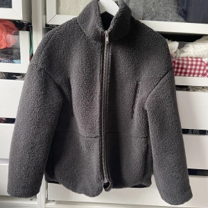Teddy jacka h&m - Den gråa teddy jackan Från h&m ! Storlek XS men passar mig som har S/M också. 🤍 Eftersom fått så mycket bud och intresserade samt folk som ångrat sig så startar jag en budgivning🤍budet är just nu på 470 kr privat!! 